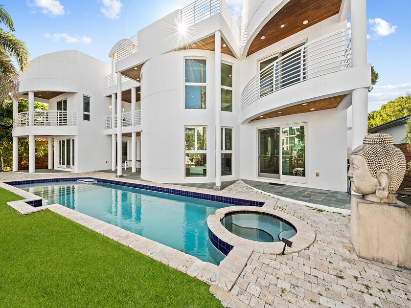 Stunning contemporary waterfront estate on the Karen Canal in - photo 3
