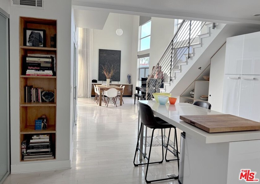 CORNER LOFT | SECOND FLOOR | STUNNING LIGHT l MARINA DEL REY - photo 4
