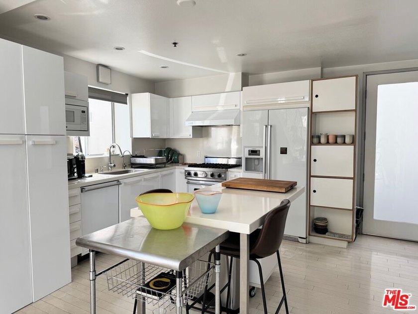 CORNER LOFT | SECOND FLOOR | STUNNING LIGHT l MARINA DEL REY - photo 6