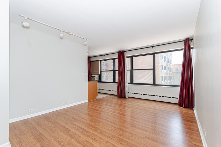 AMAZING LAKEVIEW LOCATION! Bright and well-maintained, freshly - photo 3