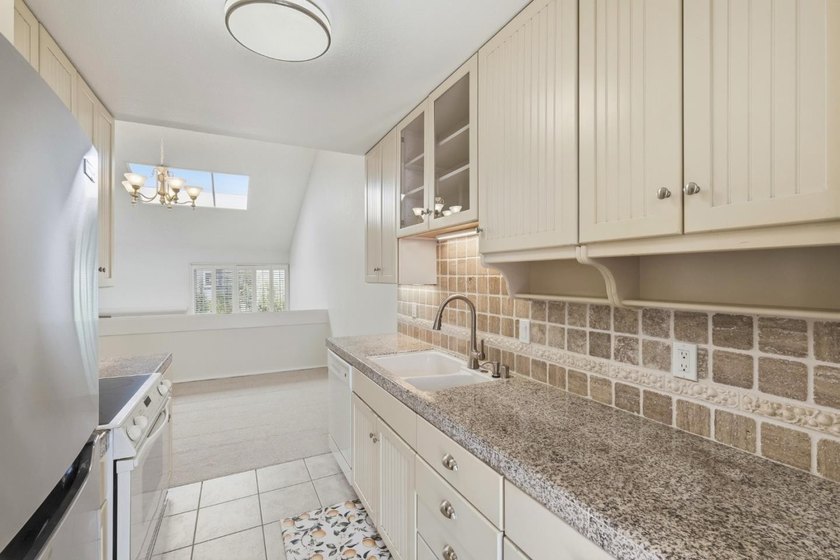 Just Reduced $100,000!!! Light and bright Seascape townhouse in - photo 3