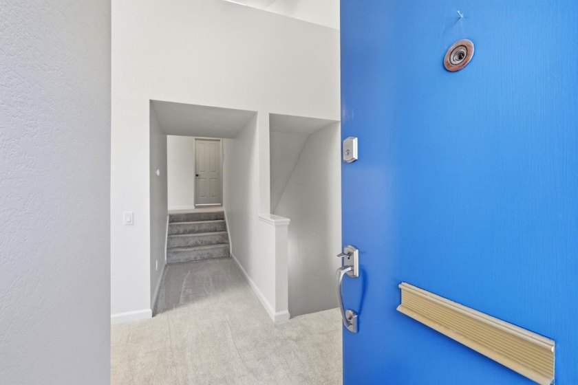 Just Reduced $100,000!!! Light and bright Seascape townhouse in - photo 7