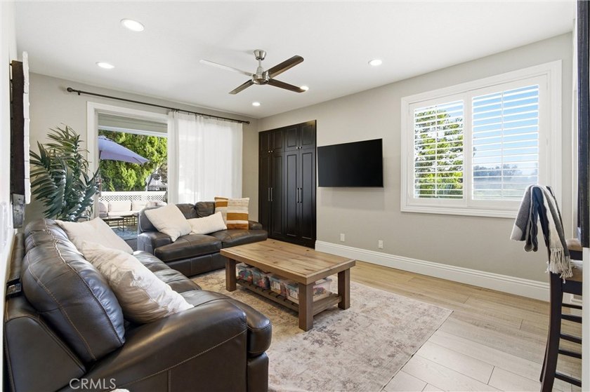 500 sqft patio! Corner/end unit, single-level living with no - photo 13