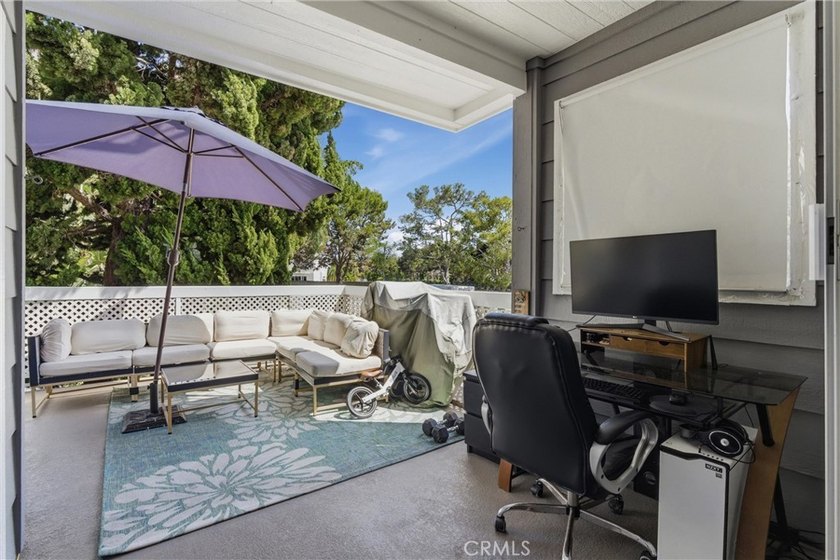 500 sqft patio! Corner/end unit, single-level living with no - photo 14