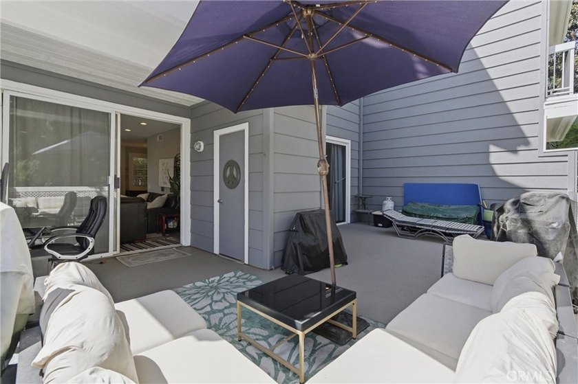 500 sqft patio! Corner/end unit, single-level living with no - photo 16