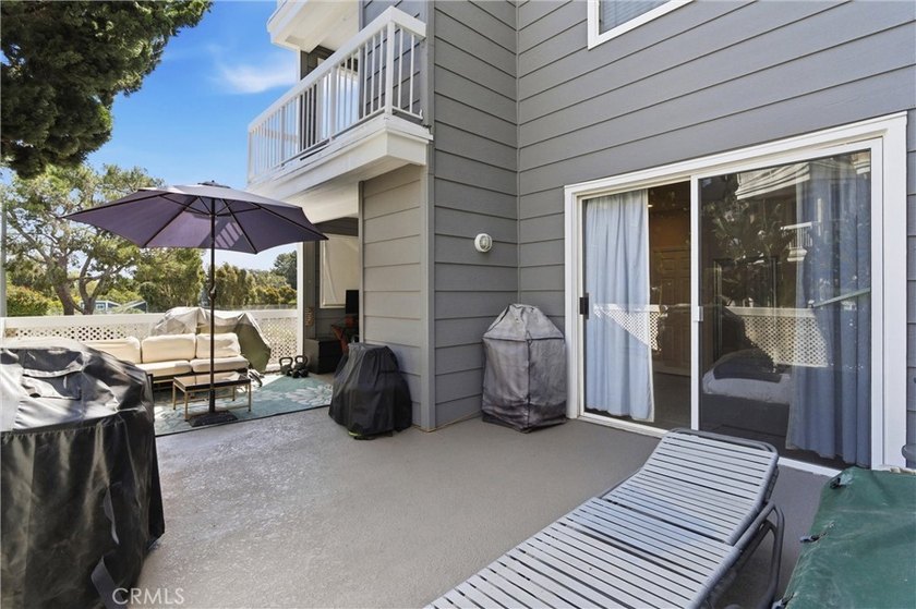 500 sqft patio! Corner/end unit, single-level living with no - photo 18