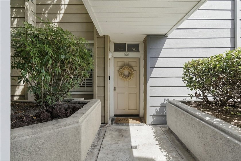 500 sqft patio! Corner/end unit, single-level living with no - photo 22