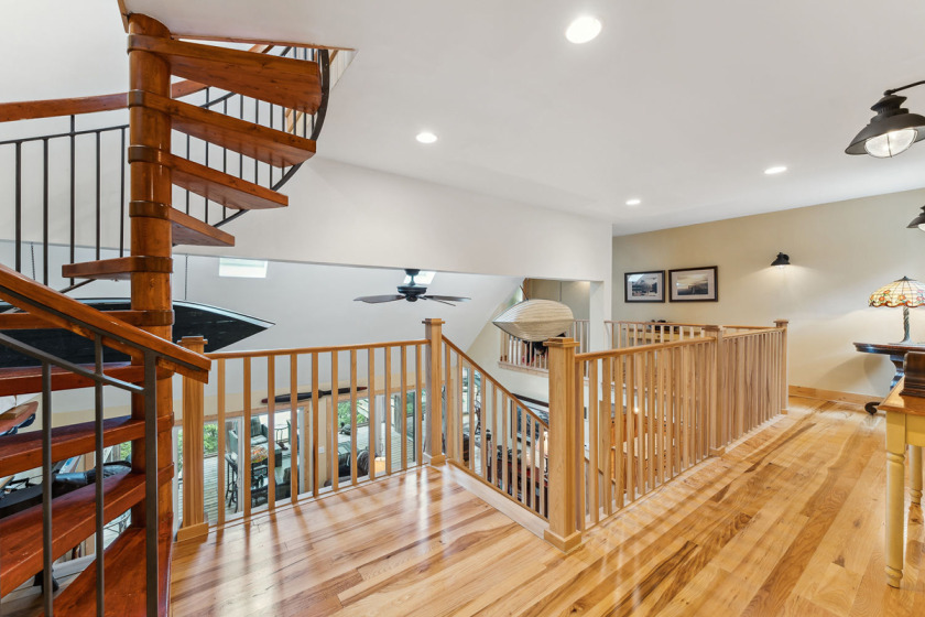 Catwalk above the living room - photo 19