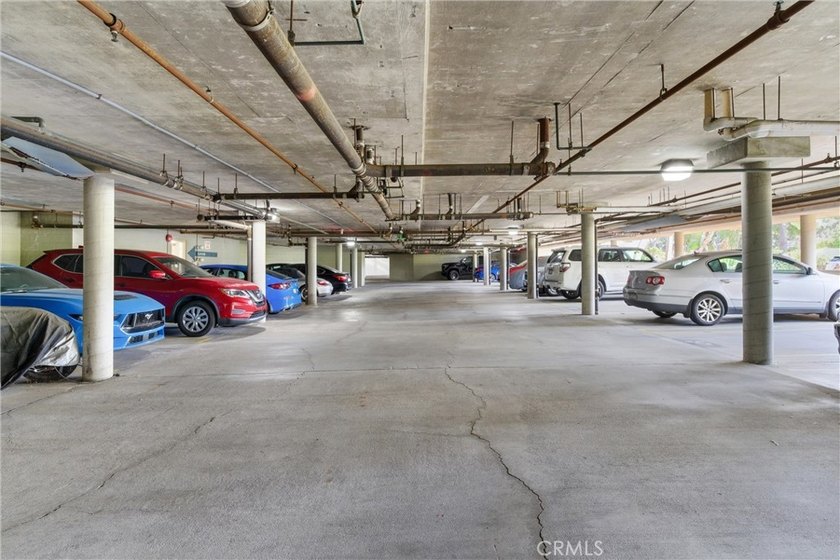 500 sqft patio! Corner/end unit, single-level living with no - photo 24