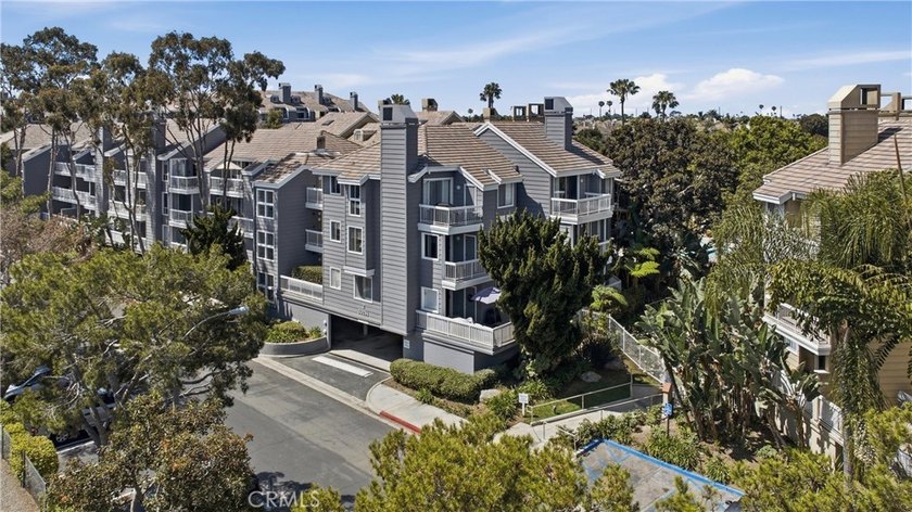 500 sqft patio! Corner/end unit, single-level living with no - photo 31