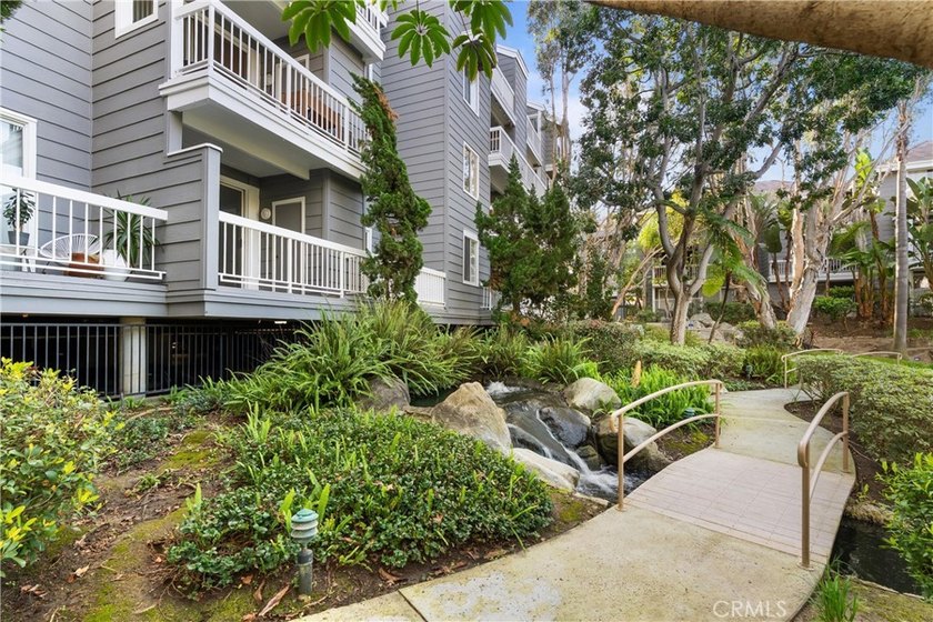 500 sqft patio! Corner/end unit, single-level living with no - photo 40