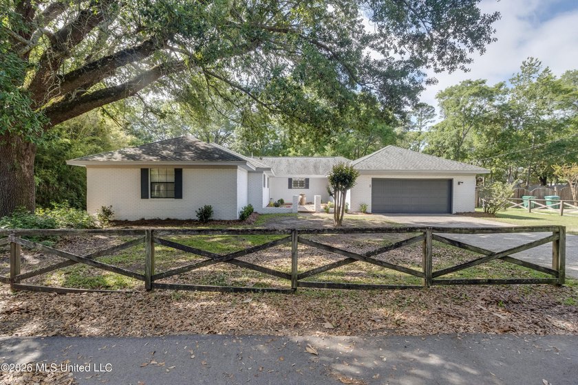 Welcome to 7 Keyser Lane in Gulfport, MS--an inviting home - photo 2