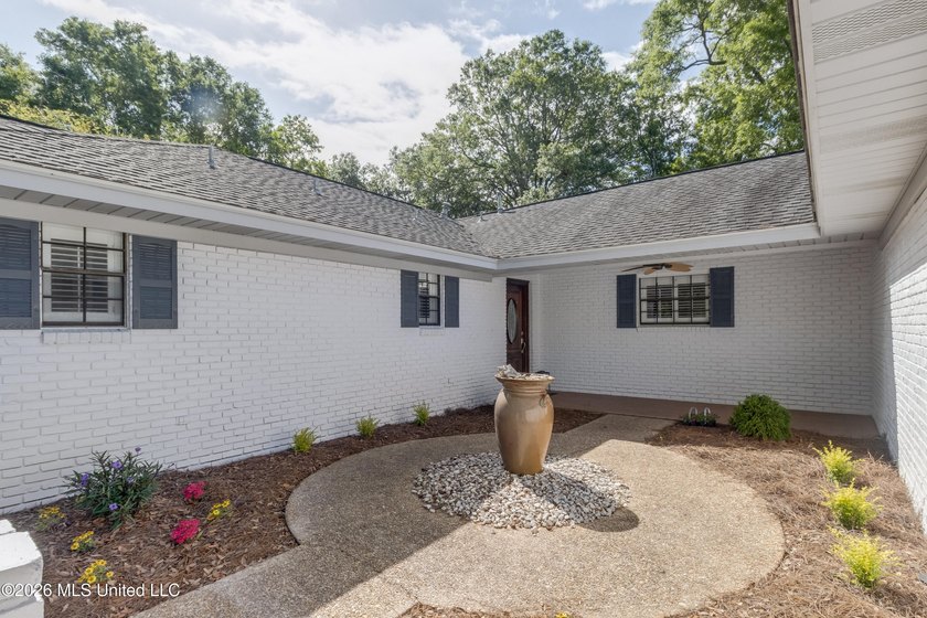Welcome to 7 Keyser Lane in Gulfport, MS--an inviting home - photo 5