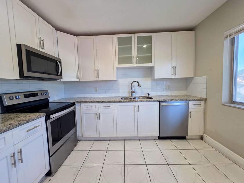 Welcome to this thoughtfully designed three-bedroom - photo 2