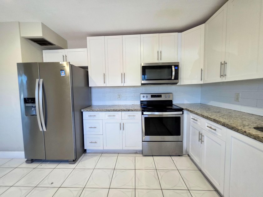 Welcome to this thoughtfully designed three-bedroom - photo 3
