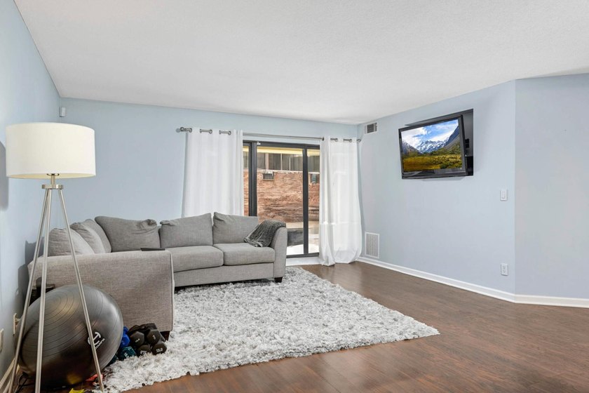 Welcome to your dream condo in the heart of Uptown, Minnesota! - photo 4
