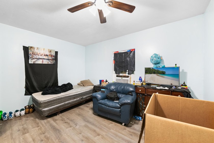 Discover this charming 3-bedroom, 1-bathroom single-family - photo 15