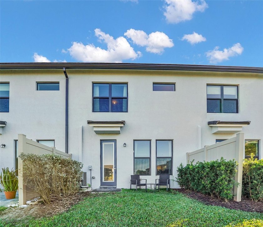Experience luxury living in the gated community of Oak Tree! - photo 16