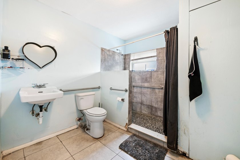 Discover this charming 3-bedroom, 1-bathroom single-family - photo 17