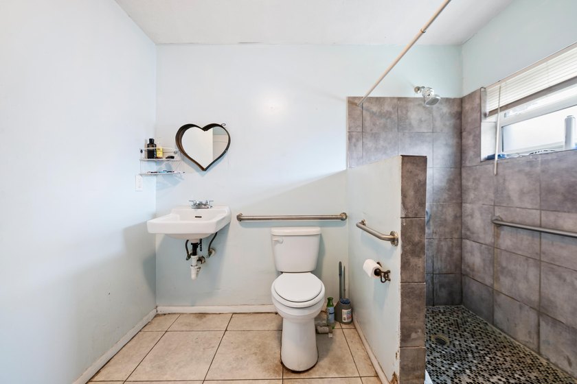 Discover this charming 3-bedroom, 1-bathroom single-family - photo 18