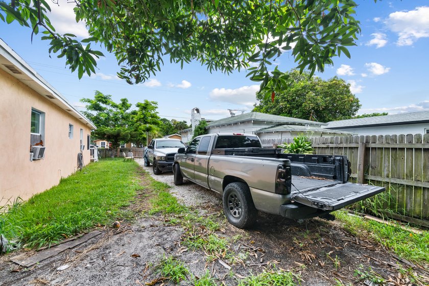 Discover this charming 3-bedroom, 1-bathroom single-family - photo 19