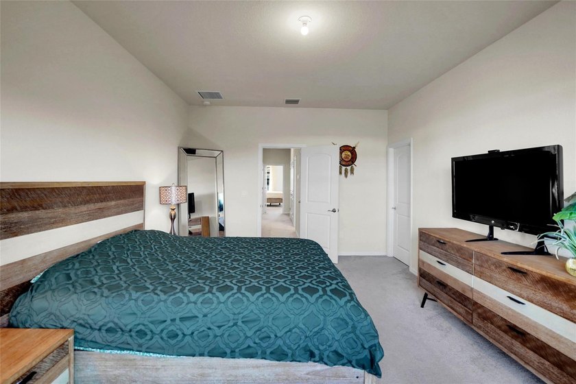 Experience luxury living in the gated community of Oak Tree! - photo 21