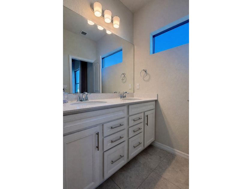 Experience luxury living in the gated community of Oak Tree! - photo 23