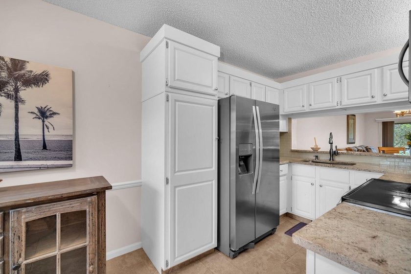A charming and impeccably maintained two-bedroom, two-bathroom - photo 5
