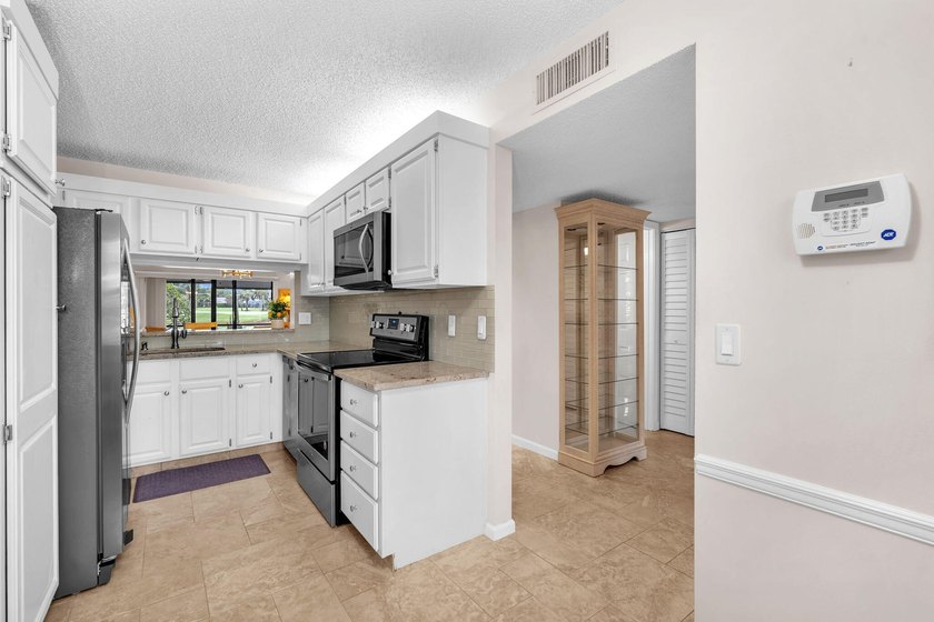 A charming and impeccably maintained two-bedroom, two-bathroom - photo 7