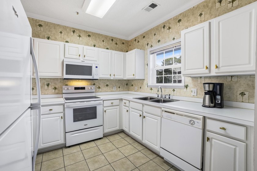Located in Arbor Trace within the highly sought-after Barefoot - photo 17
