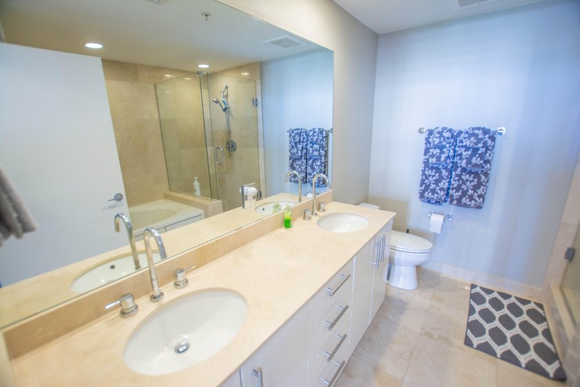 Enjoy beautiful city views from this residence in a full-service - photo 21