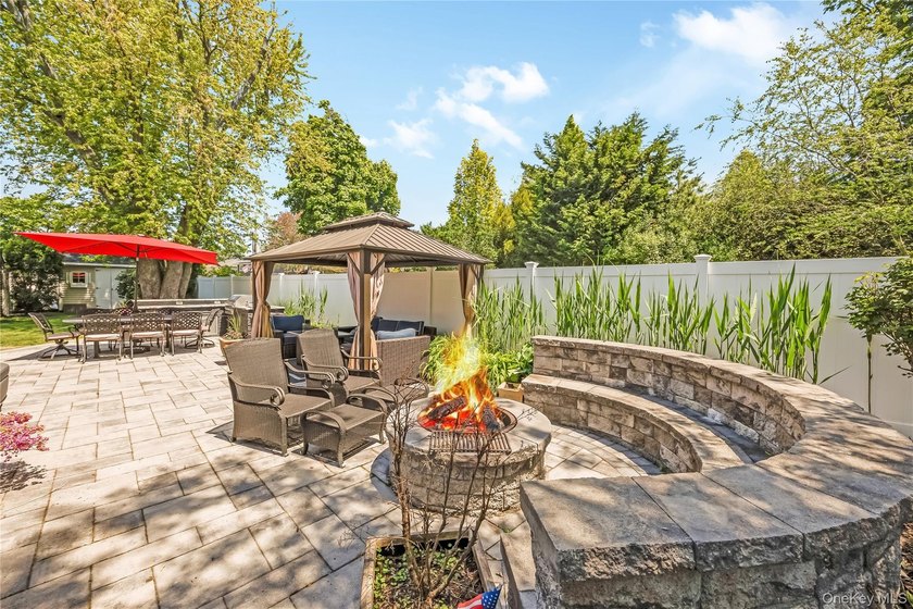 Welcome to this beautifully updated expanded Cape nestled in the - photo 33