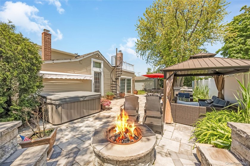 Welcome to this beautifully updated expanded Cape nestled in the - photo 34