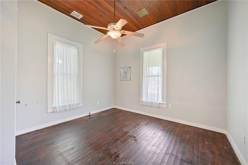 Adorable home that has been remolded from top to bottom yet - photo 11