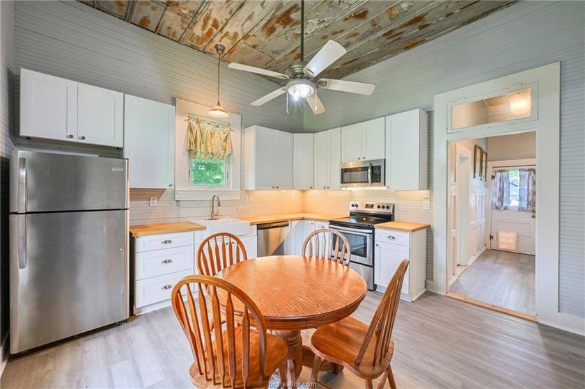 Adorable home that has been remolded from top to bottom yet - photo 14