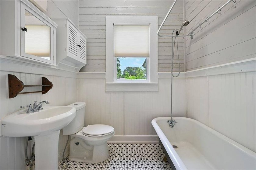 Adorable home that has been remolded from top to bottom yet - photo 15