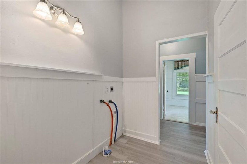 Adorable home that has been remolded from top to bottom yet - photo 18