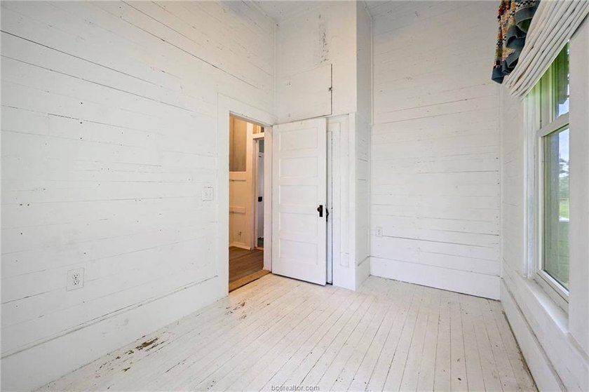 Adorable home that has been remolded from top to bottom yet - photo 21