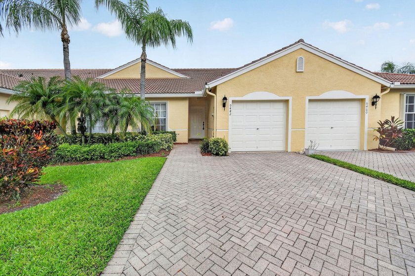 A MUST-See! This charming NEW 2025 ROOF and lakefront villa is - photo 3