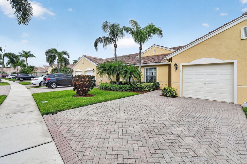 A MUST-See! This charming NEW 2025 ROOF and lakefront villa is - photo 4