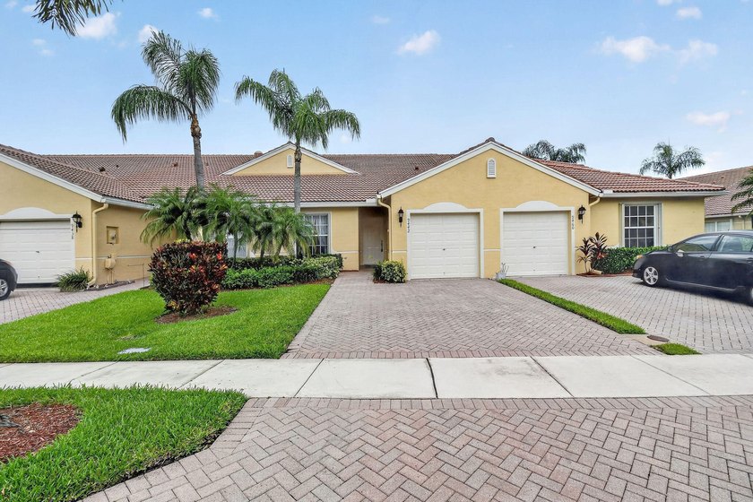 A MUST-See! This charming NEW 2025 ROOF and lakefront villa is - photo 5