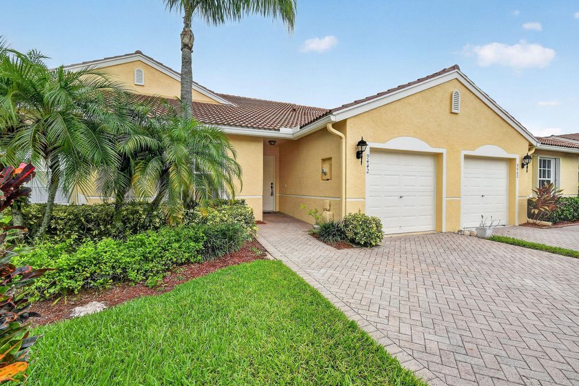 A MUST-See! This charming NEW 2025 ROOF and lakefront villa is - photo 6