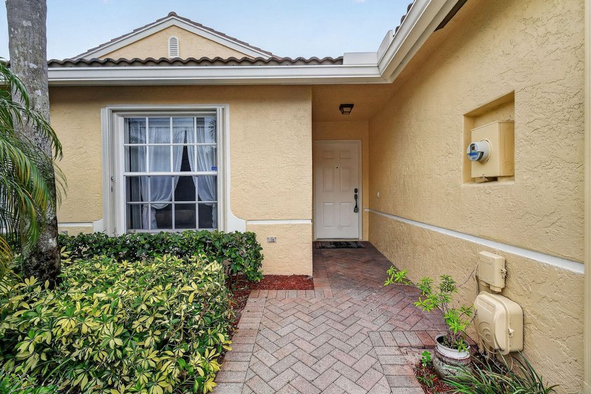 A MUST-See! This charming NEW 2025 ROOF and lakefront villa is - photo 7