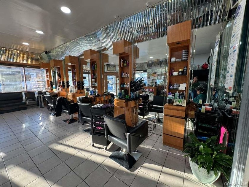 Turnkey beauty salon for sale in a highly visible corner - photo 6