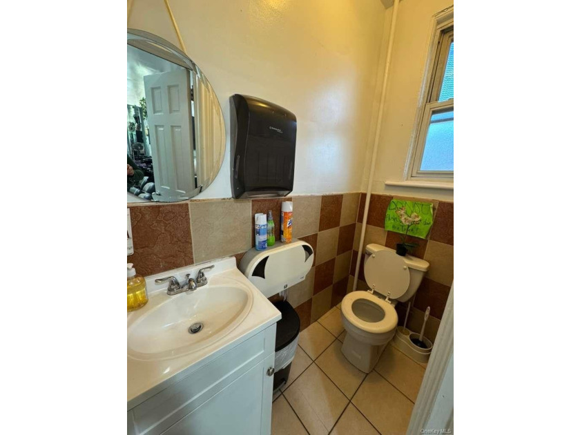 Turnkey beauty salon for sale in a highly visible corner - photo 8