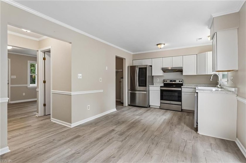 Completely remodeled and move-in ready, this charming 2-bedroom - photo 11