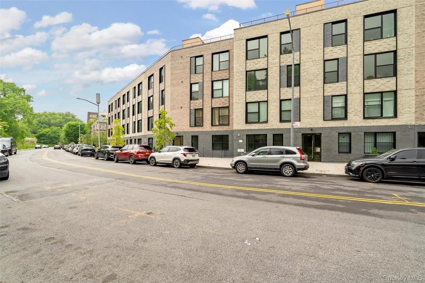 Welcome to the Soundview Park Townhouses. This is New - photo 2