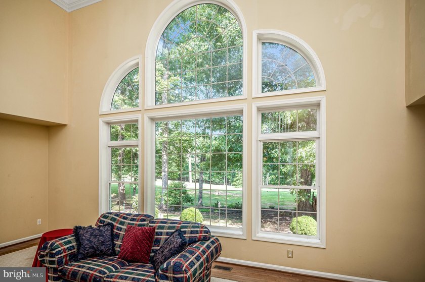 Step into the Lake of the Woods lifestyle with this inviting - photo 15