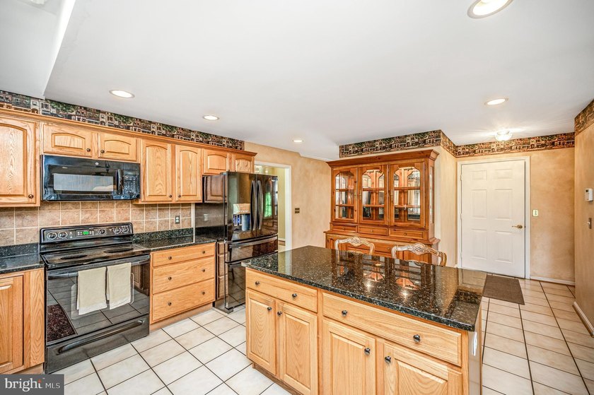Step into the Lake of the Woods lifestyle with this inviting - photo 22
