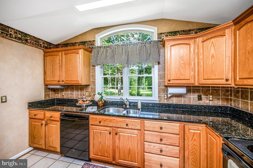 Step into the Lake of the Woods lifestyle with this inviting - photo 24